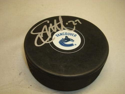 Шон Матиас подписа хокей шайба Ванкувър Канъкс с автограф на 1C - за Миене на НХЛ с автограф