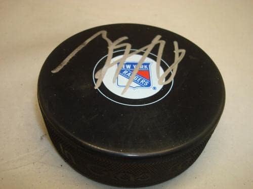 Марк Staal подписа хокей шайба Ню Йорк Рейнджърс с автограф 1А - Autograph NHL Pucks